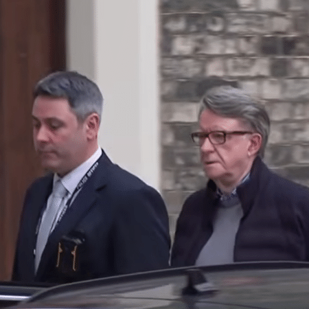 Polícia britânica concede liberdade sob fiança a ex-embaixador vinculado a Epstein