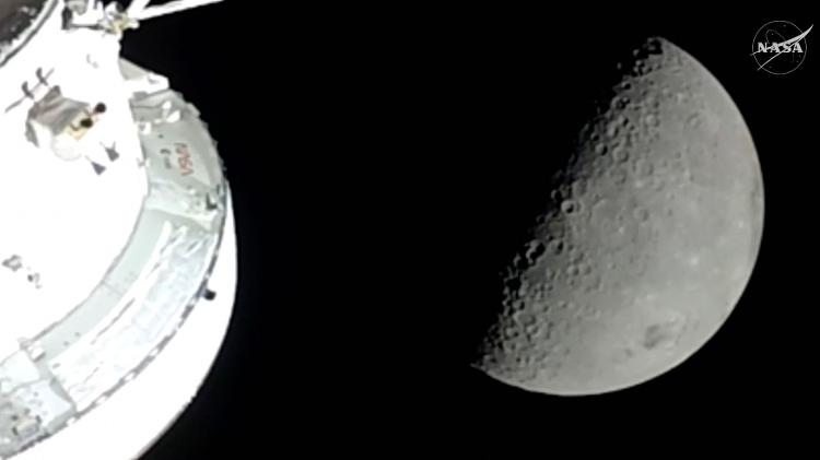 Captura de tela de transmissão da Nasa mostra parte da espaonçave Orion com a Lua ao fundo