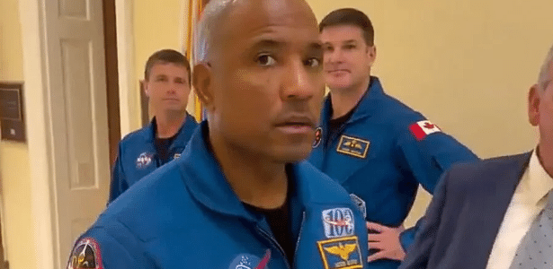 'Pare de mentir': homem aborda astronautas e diz que Artemis 2 foi encenada