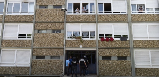 26.jun.2015 - Oficiais entram no edifício onde vive o homem suspeito de realizar o ataque contra usina - Philippe Desmaze/AFP