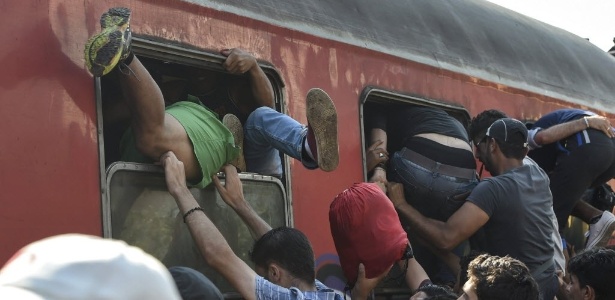 Imigrantes tentam entrar em um trem que tem como destino a Sérvia, na estação de Gevgelija, na Macedônia. Desde o início do ano, cerca de 160 mil imigrantes desembarcaram em países do sul da Europa - Georgi Licovski/EFE
