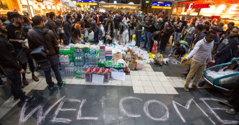 5.set.2015 - Suprimentos e mensagens de boas-vindas esperam a chegada de refugiados na estação principal de Frankfurt, na Alemanha. Os refugiados serão levados de ônibus para alojamento em Saxônia, Saxânia-Anhalt e Turíngia Saalfeld