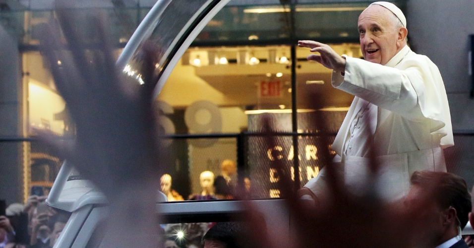 24.set.2015 - O papa Francisco acena para multidão durante sua chegada à Catedral de São Patrício, em Nova York. Francisco faz sua primeira visita como pontífice em Nova York, onde terá uma vasta agenda que incluirá grandes atos e um discurso ante líderes mundiais nas Nações Unidas