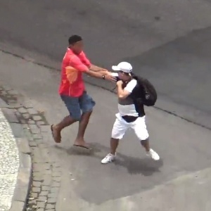 Homem é assaltado no centro do Rio de Janeiro, no dia 2 de janeiro deste ano - Reprodução/Rio de Nojeira/Facebook