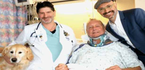 Bob (centro) e sua cadelinha Kelsey em hospital nos EUA - WYFF
