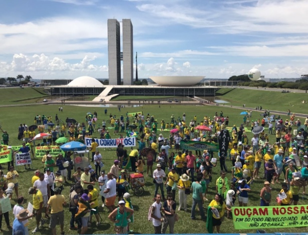 Manifestantes a favor da Operação Lava Jato na Esplanada dos Ministérios, em Brasília