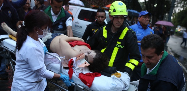 Mulher é retirada de shopping em Bogotá, na Colômbia, após explosão