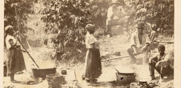 Escravos trabalham em uma plantação de café no Brasil - THE NEW YORK PUBLIC LIBRARY via BBC