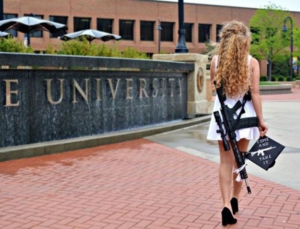 Kaitlin Bennett defende o direito de usar armas pesadas, inclusive metralhadoras, nas ruas e na universidade - Instagram