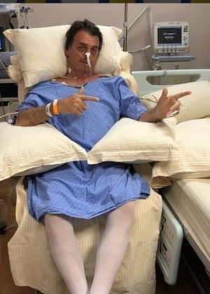 Filho de Bolsonaro posta primeira foto dele sentado em hospital