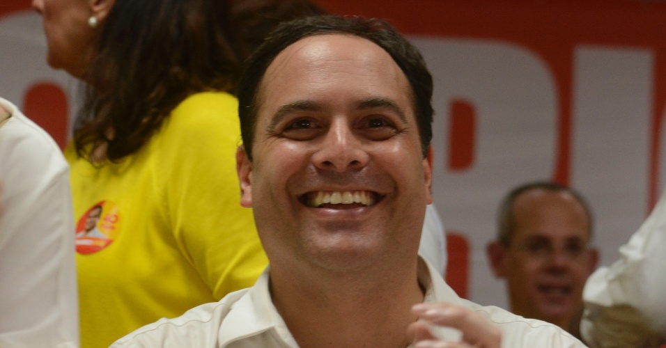 Reeleito, o governador de Pernambuco Paulo Câmara (PSB) comemora o resultado das eleições