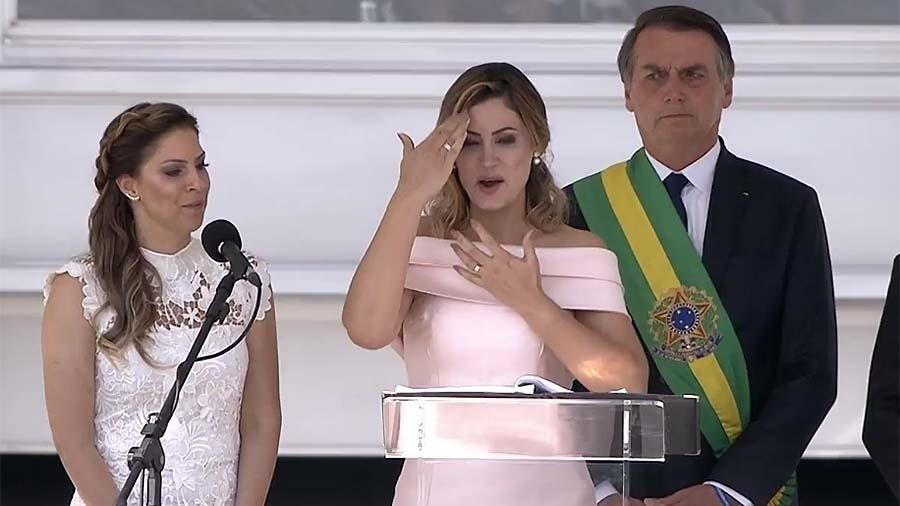 Primeira-dama, Michelle Bolsonaro, faz discurso em Libras antes do pronunciamento de Jair Bolsonaro, no Planalto - Reprodução