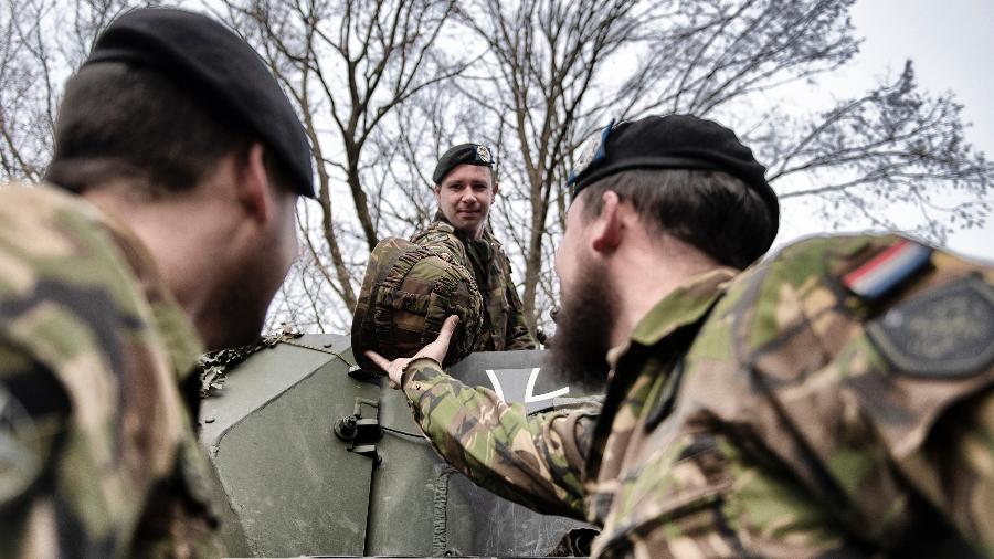 Soldados da Holanda se preparam para um exercício em um tanque alemão em Lohheide, na Alemanha - Laetitia Vancon/The New York Times