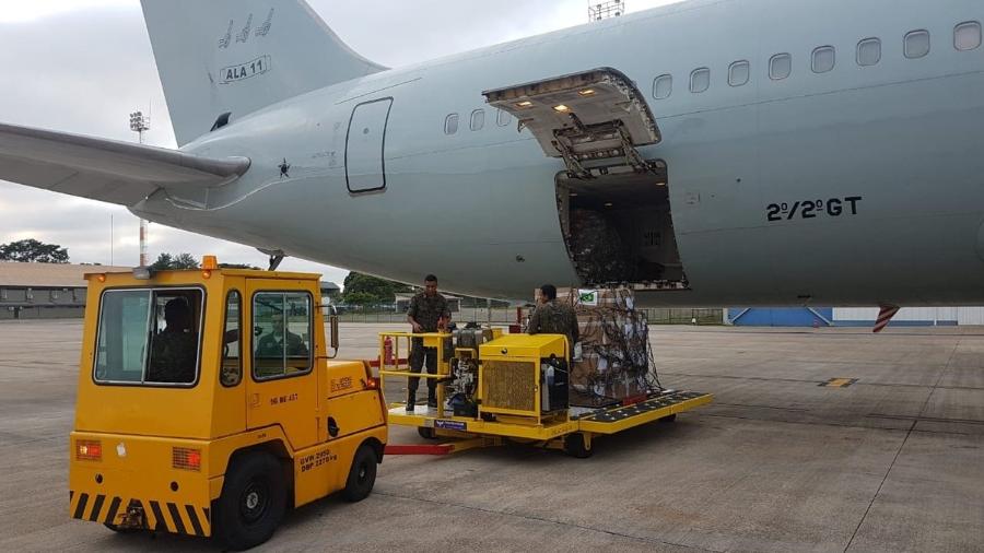 22.fev.2019 - Avião da FAB saiu de Brasília com 23 toneladas de leite em pó e 500 Kits de primeiros socorros com destino à Boa Vista - Reprodução/@TVNBR