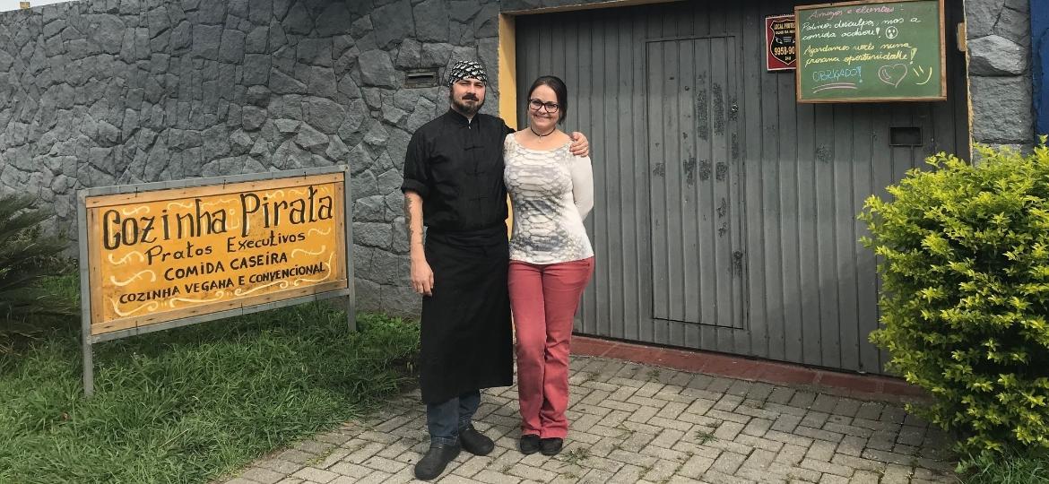 Erik Fillies, 39, e Mariana Guedes, 32, donos do restaurante Cozinha Pirata, em Curitiba (PR) - Lucas Gabriel Marins