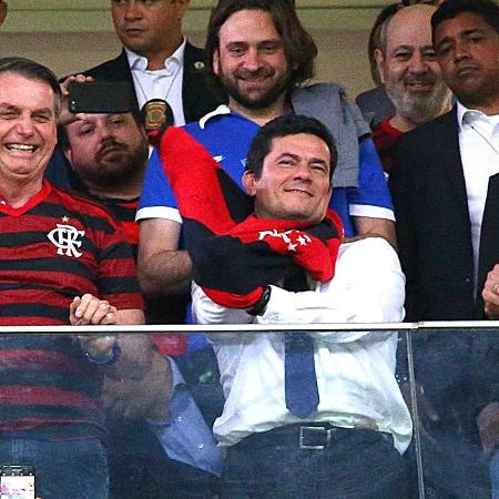 12.jun.2019 - O presidente Jair Bolsonaro e o ministro Sergio Moro em partida entre Flamengo e CSA no Mané Garrincha, no DF - Alex Farias/PhotoPress/Folhapress