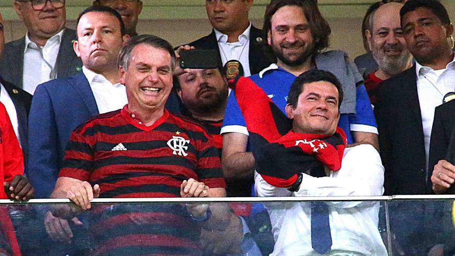 12.jun.2019 - O presidente Jair Bolsonaro e o ministro Sergio Moro em partida entre Flamengo e CSA no Mané Garrincha, no DF - Alex Farias/PhotoPress/Folhapress