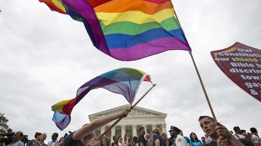 Em foto de 2015, manifestantes comemoram na capital americana decisão da Suprema Corte sobre casamentos não heterossexuais; nesta terça-feira, tribunal enfrentará outra pauta referente ao gênero - REUTERS/Joshua Roberts via BBC