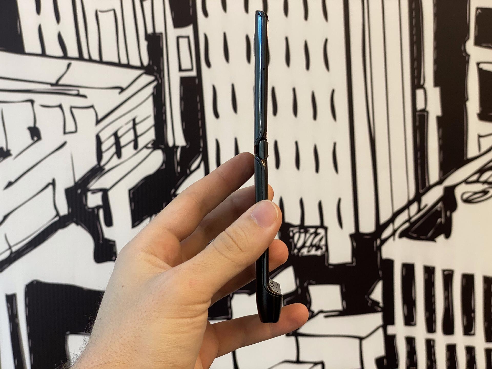 Visão lateral do novo Motorola Razr aberto - Rodrigo Trindade/UOL