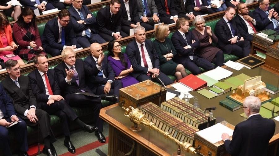 Johnson (de mãos levantadas) durante debate da lei do Brexit no Parlamento, nesta sexta - AFP 