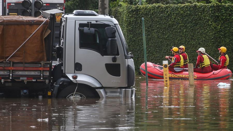 10.fev.2020 - De bote, bombeiros resgatam ilhados em enchente de São Paulo - RAHEL PATRASSO/REUTERS