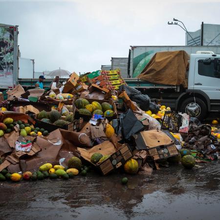 11.fev.2020 - Permissionários da Ceagesp descartam alimentos após as fortes chuvas que atingiram São Paulo - Felipe Rau/Estadão Conteúdo