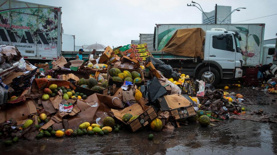 11.fev.2020 - Permissionários da Ceagesp descartam alimentos após as fortes chuvas que atingiram a cidade na segunda-feira - Felipe Rau/Estadão Conteúdo