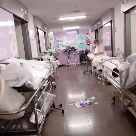 Vista de corredor com pacientes em unidade de emergência em hospital da Espanha em meio à pandemia de coronavírus - Reuters