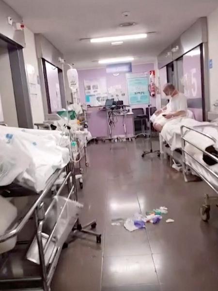 Vista de corredor com pacientes em unidade de emergência em hospital da Espanha em meio à pandemia de coronavírus -