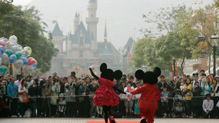 Personagens da Disney cumprimentam visitantes do parque temático em Hong Kong, agora fechado por causa da covid-19 - Bobby Yip