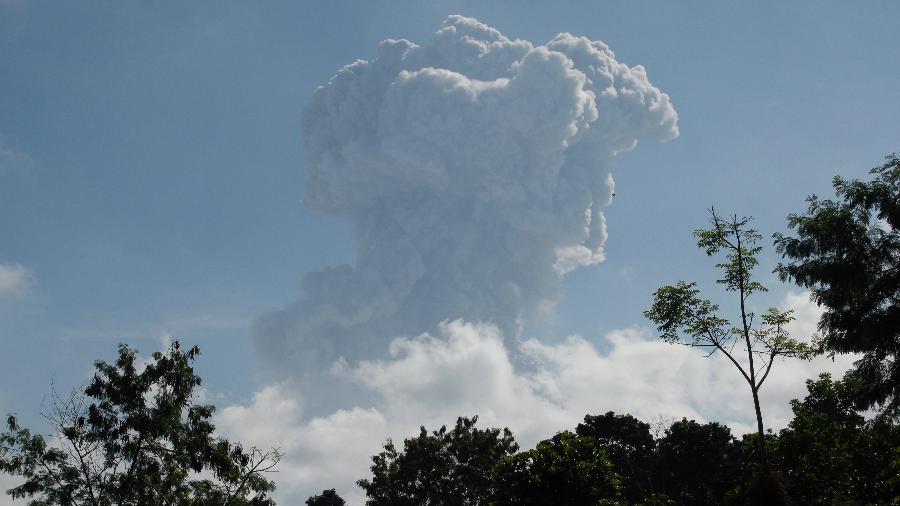 21.jun.2020 - Nuvens de cinzas subindo do vulcão Merapi durante erupção - RANTO KRESEK / AFP