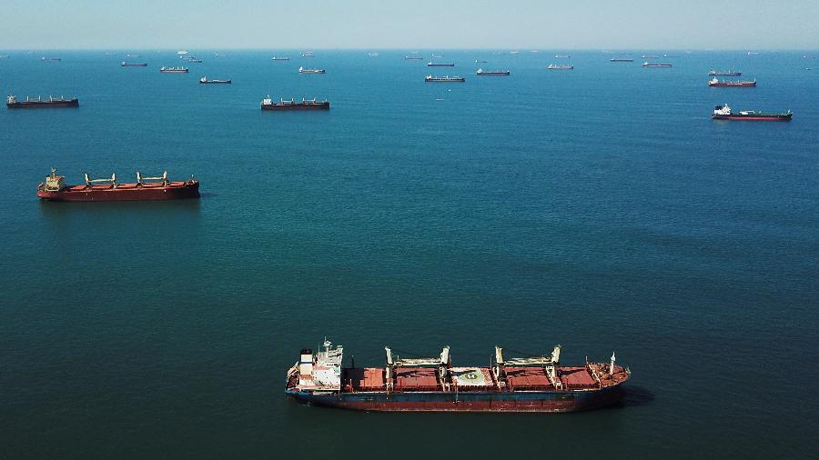 Imagem ilustrativa de navios formando fila à espera de carregamento no porto de Santos (SP) - Amanda Perobelli