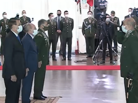 Bolsonaro com a tropa antiga: agora, mais perto de ter a sua - Reprodução/YouTube