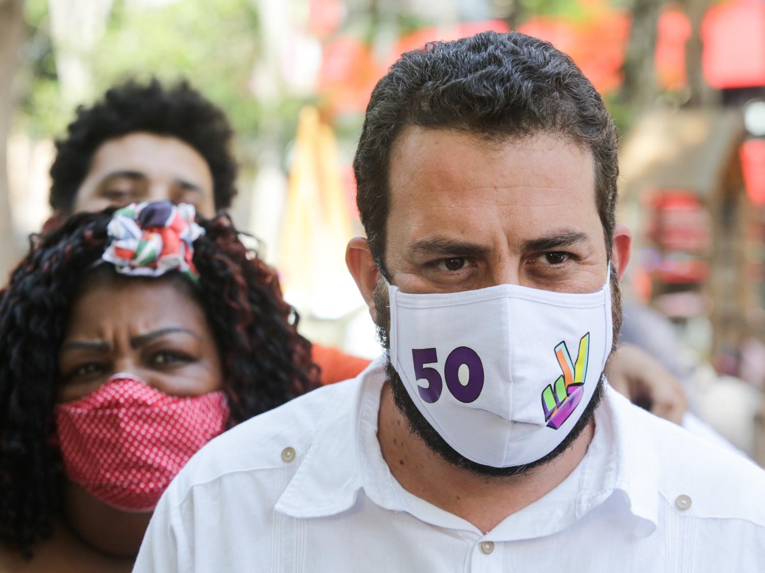 13 out. 2020 - Guilherme Boulos (Psol), participa de um encontro com integrantes de movimentos negros para debater "A Educação Antirrascista" na Rua Treze de Maio, no bairro do Bixiga. - FÁBIO VIEIRA/ESTADÃO CONTEÚDO