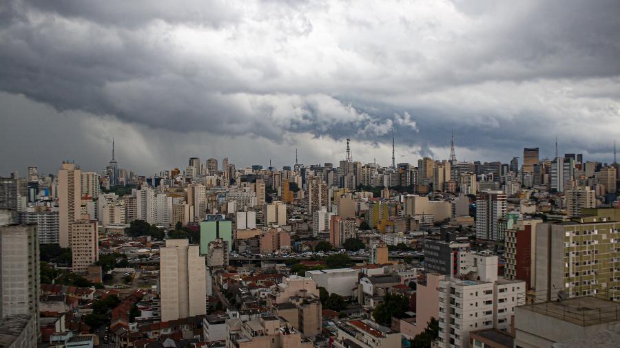 Fortes chuvas atingiram a capital paulista no início da tarde desta sexta-feira (18) - Agência Estado