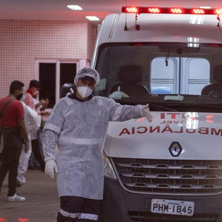 Profissional de saúde em hospital de Manaus, em janeiro; cidade passou por colapso - Yago Frota/Estadão Conteúdo