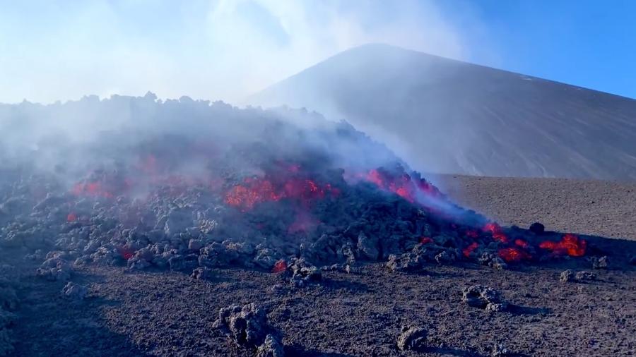 31.mar.2021 - Lava e cinzas do vulcão Etna  - @EdnaGuide/via Reuters