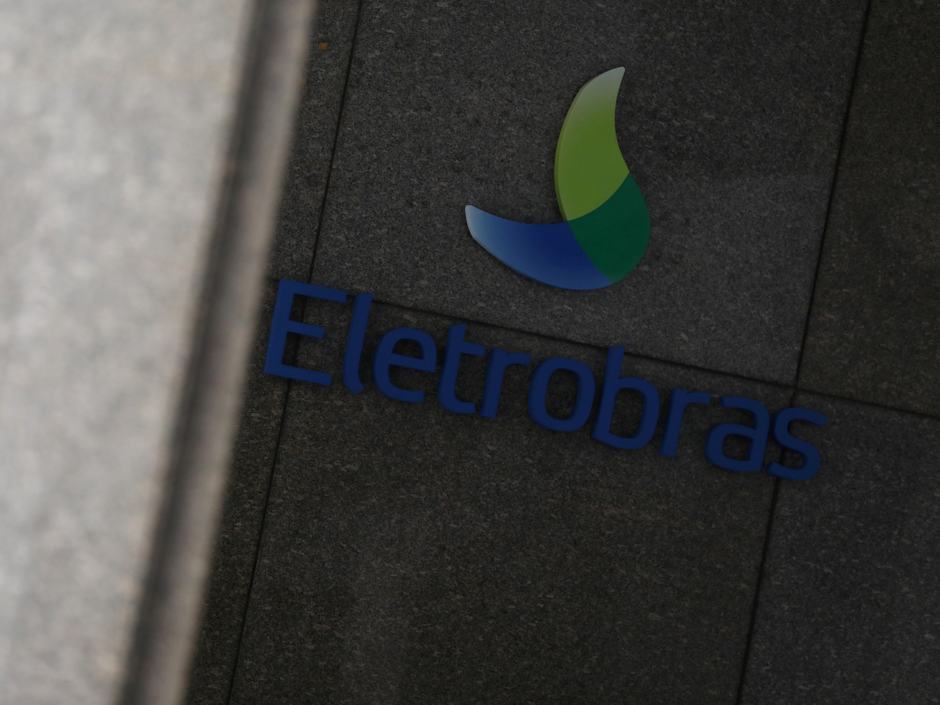 Comprar ou vender ações da Eletrobras? Analistas respondem o que fazer