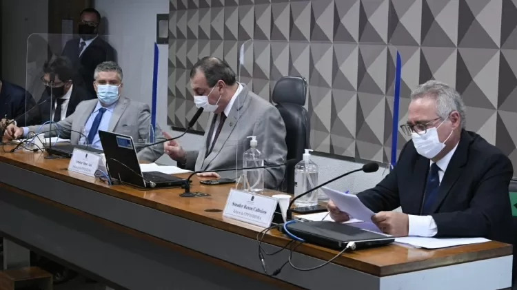 Roberto Pereira Ramos Júnior (esquerda), Omar Aziz (centro) e Renan Calheiros (direita) durante depoimento do diretor do FIB Bank para a CPI da Covid - Edilson Rodrigues/Agência Senado - Edilson Rodrigues/Agência Senado