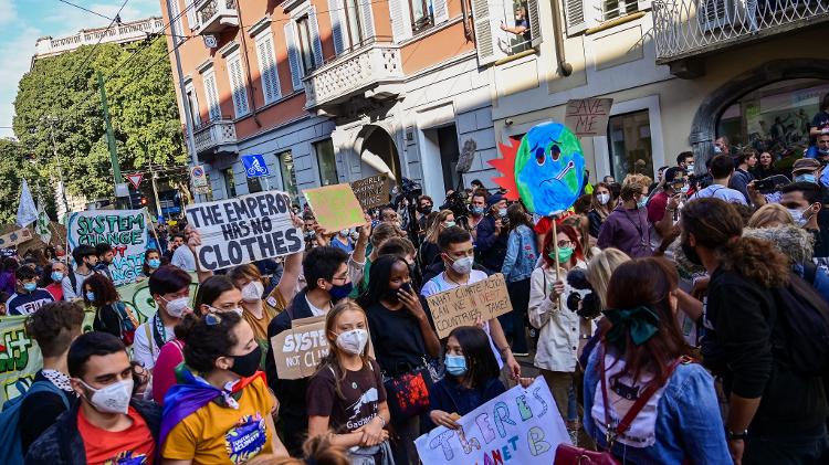 Greta Thunberg e outros jovens ativistas do clima marcham durante uma greve de estudantes de Fridays for Future em Milão - Miguel Medina/AFP - Miguel Medina/AFP