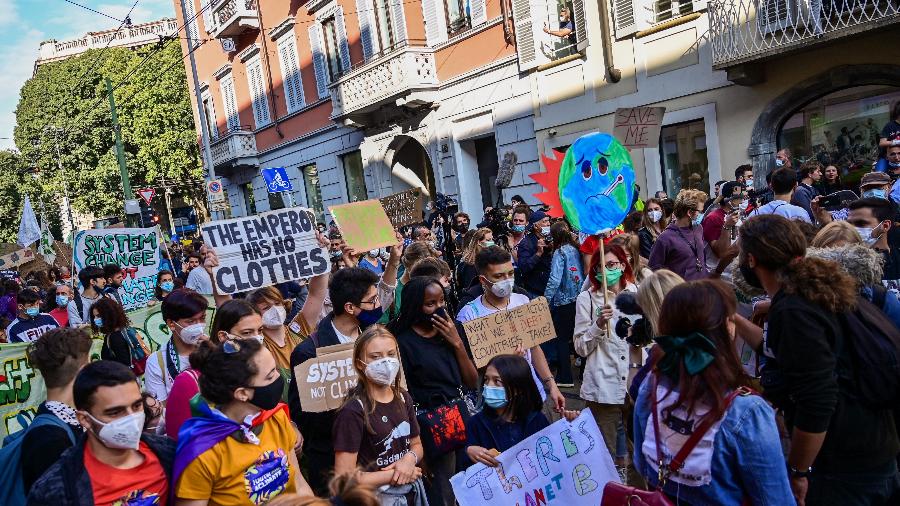 1.out.2021 - Greta Thunberg e outros jovens ativistas do clima marcham durante uma greve de estudantes de Fridays for Future em Milão - Miguel Medina/AFP