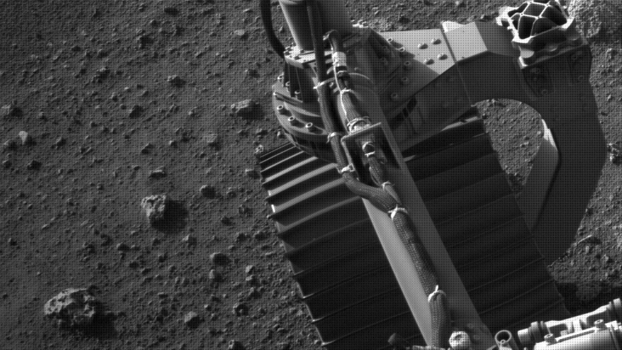 Imagem feita em 28 de fevereiro mostra os pneus do Perseverance e parte do solo marciano - Nasa/JPL-Caltech
