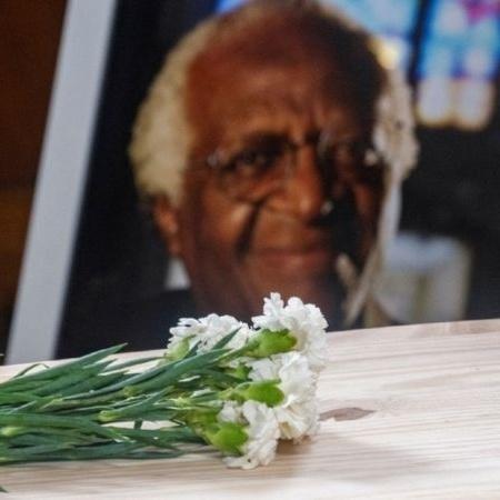 Flores no caixão do arcebispo Desmond Tutu durante o funeral de estado, que ocorreu na Cidade do Cabo, em 1º de janeiro - Reuters