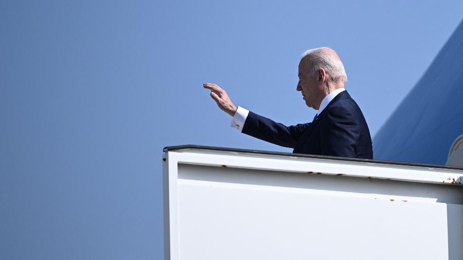 25.mar.2022 - O presidente dos Estados Unidos, Joe Biden, embarca em avião em Bruxelas, na Bélgica, para viagem à Polônia - Brendan Smialowski/AFP