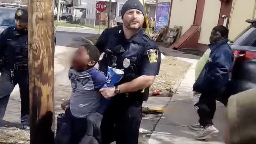 Menino de 8 anos é detido por policiais em Syracuse, Nova York (EUA). - Reprodução/Facebook