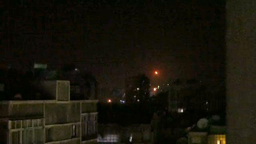 27.abr.2022 - Foto divulgada pela agência oficial de notícias árabe da Síria (SANA) mostra a luz do céu durante os ataques aéreos israelenses antes do amanhecer perto da capital Damasco - AFP/HO/Sana