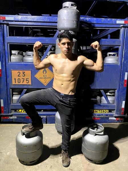 Carlos Henrique Fialho, 21 anos, está viralizando como "O Homem do Gás" - Arquivo Pessoal