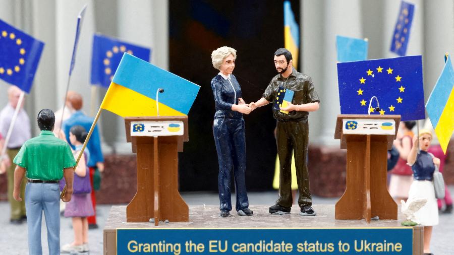 27.jul.22 - Modelos em miniatura retratam a presidente da Comissão Europeia, Ursula von der Leyen, apertando a mão de Volodymyr Zelenskiy, presidente da Ucrânia, no parque temático "Mini-Europe" em Bruxelas, Bélgica - YVES HERMAN/REUTERS