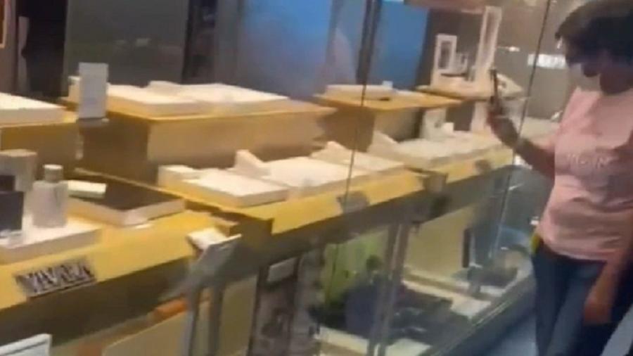 Visitantes do shopping registraram mostruários vazios após assalto a loja de joias em shopping de Guarulhos - Reprodução de vídeo