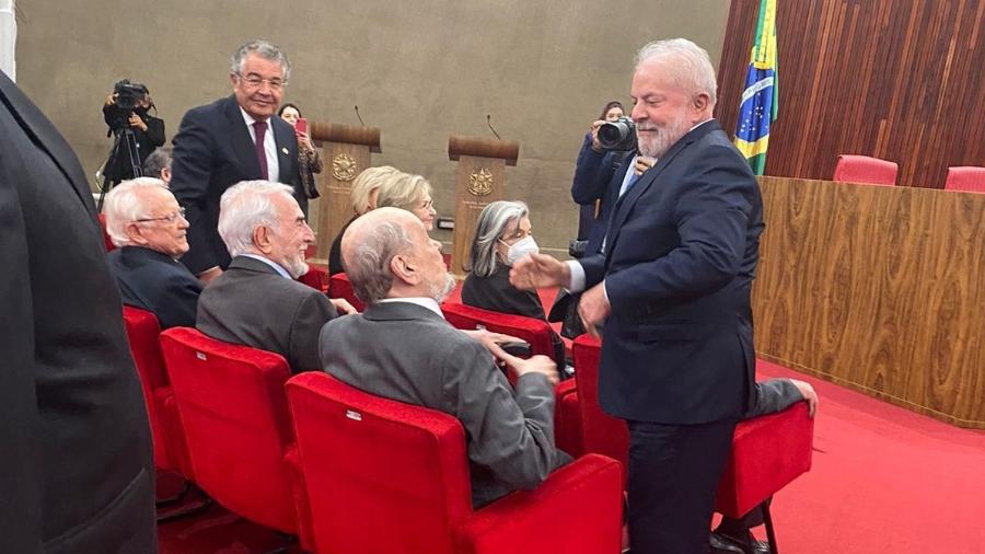 Lula cumprimenta ex-ministros do STF em posse de Alexandre de Moraes como presidente do TSE - Carolina Brígido/UOL
